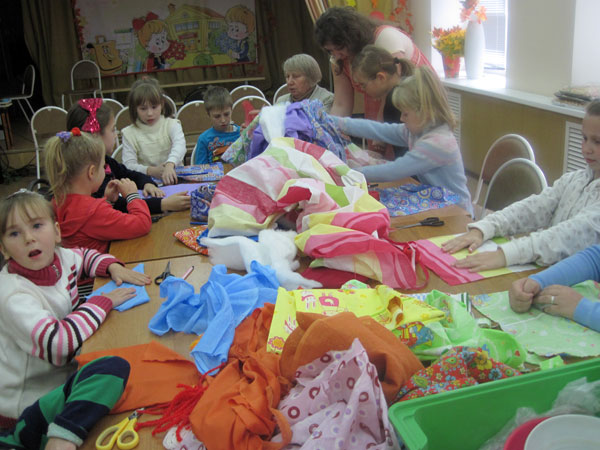 ГК «Нордавинд» и Smartec Security организовали мастер-класс по созданию народных кукол для воспитанников центра «Журавлик»